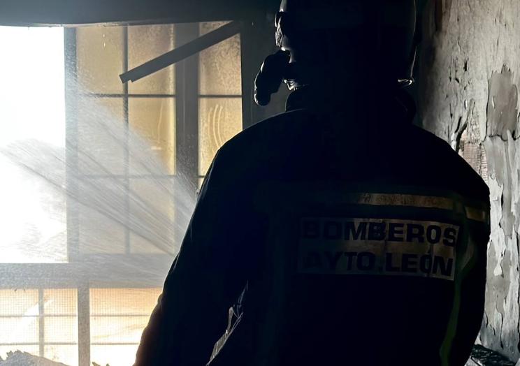 Imagen principal - Numerosos daños en una vivienda que ardió en el quinto piso de un bloque en San Ignacio de Loyola