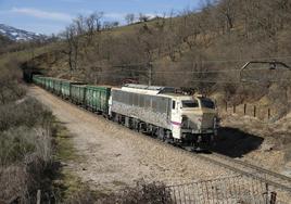 Imagen de un tren de mercancías en la de Pajares.