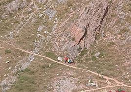 Rescatado en helicóptero un montañero indispuesto en Posada de Valdeón.