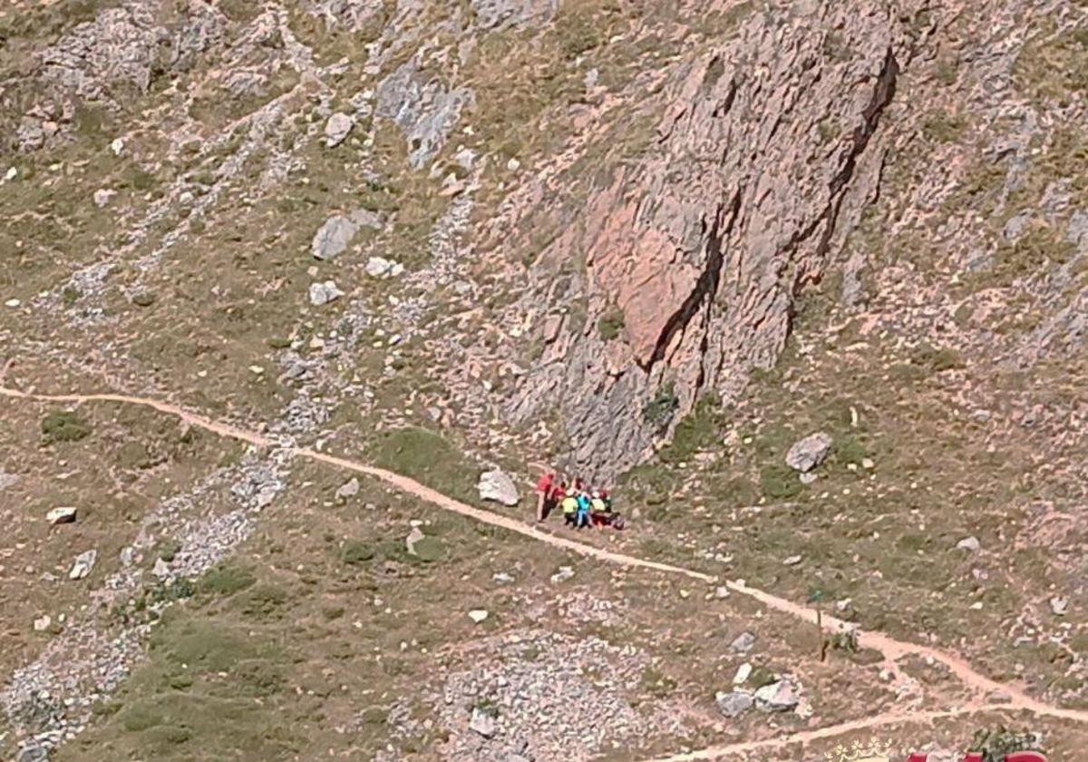 Rescatado en helicóptero un montañero indispuesto en Posada de Valdeón.