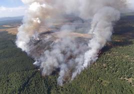 Imagen aérea del foco principal del incendio de Gradefes.