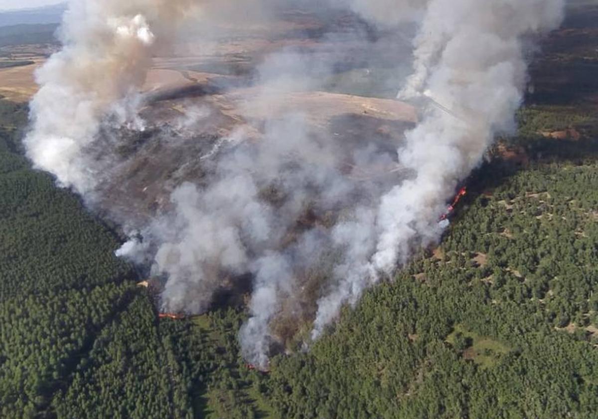 Imagen aérea del foco principal del incendio de Gradefes.