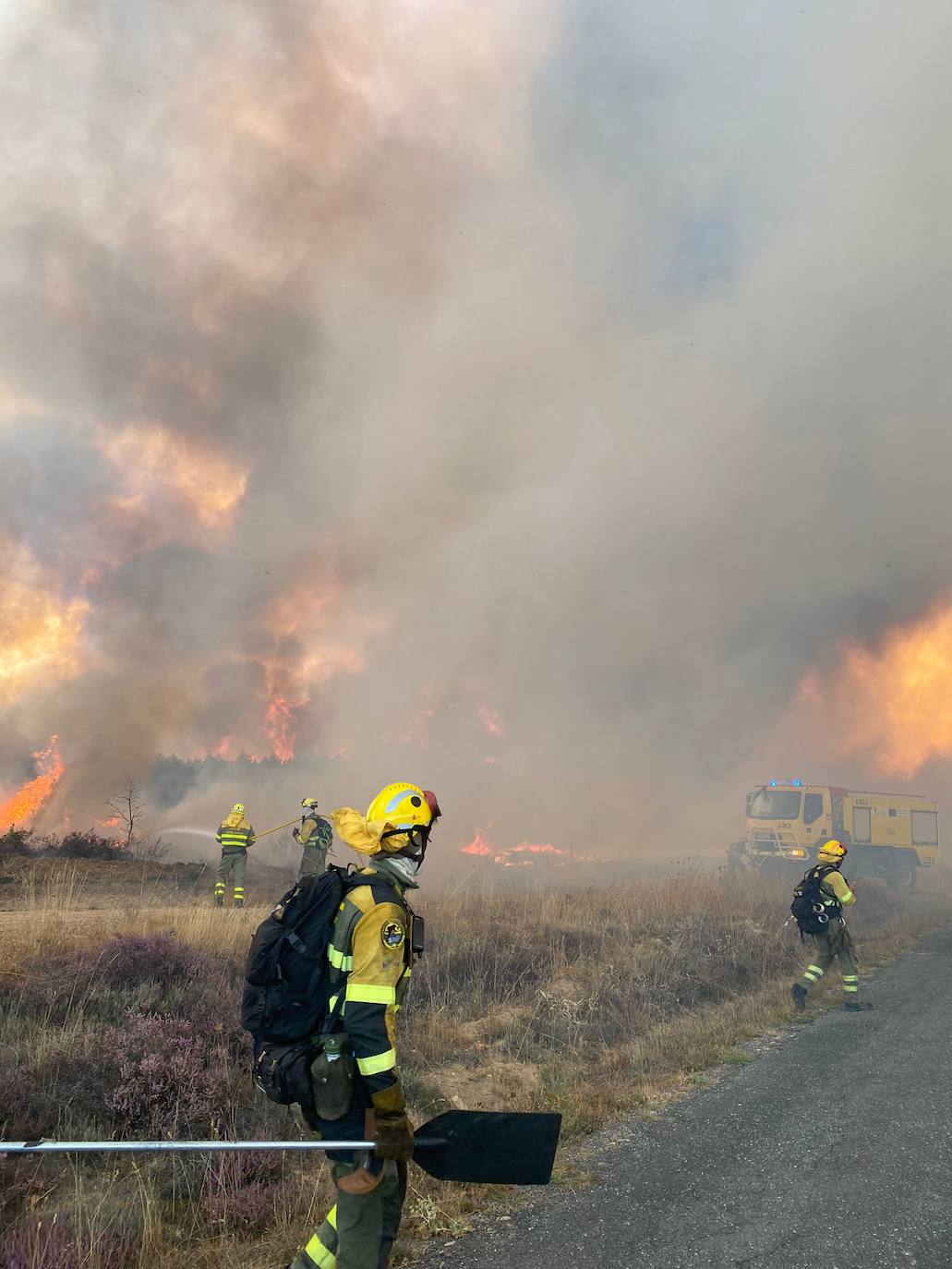 Efectivos de Brif Tabuyo en la extinción del frente de Valporquero de Rueda.