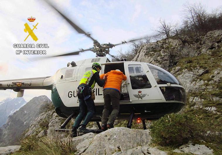 La Guardia Civil rescata a dos montañeros enriscados en Picos de Europa