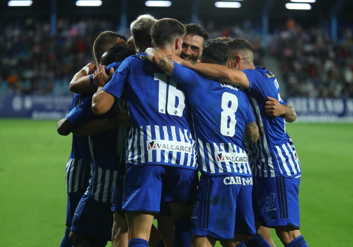 Los jugadores de la Deportiva celebran uno de los goles.