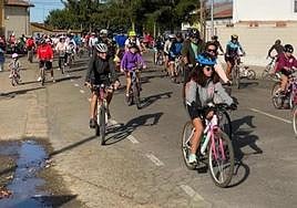 Casi medio millar de personas disfruta de la bicicleta en Villasabariego