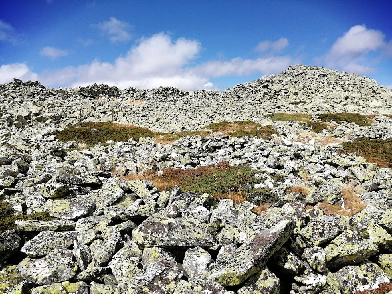 La cima del Teleno es un gigantesco yacimiento arqueológico inexplorado, donde se mezcla la sacralidad con la historia y los vestigios de la explotación minera de territorio