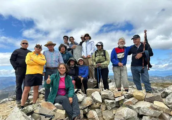 Fotografía colectiva, tras el ascenso a la cima del monte sagrado de los astures.