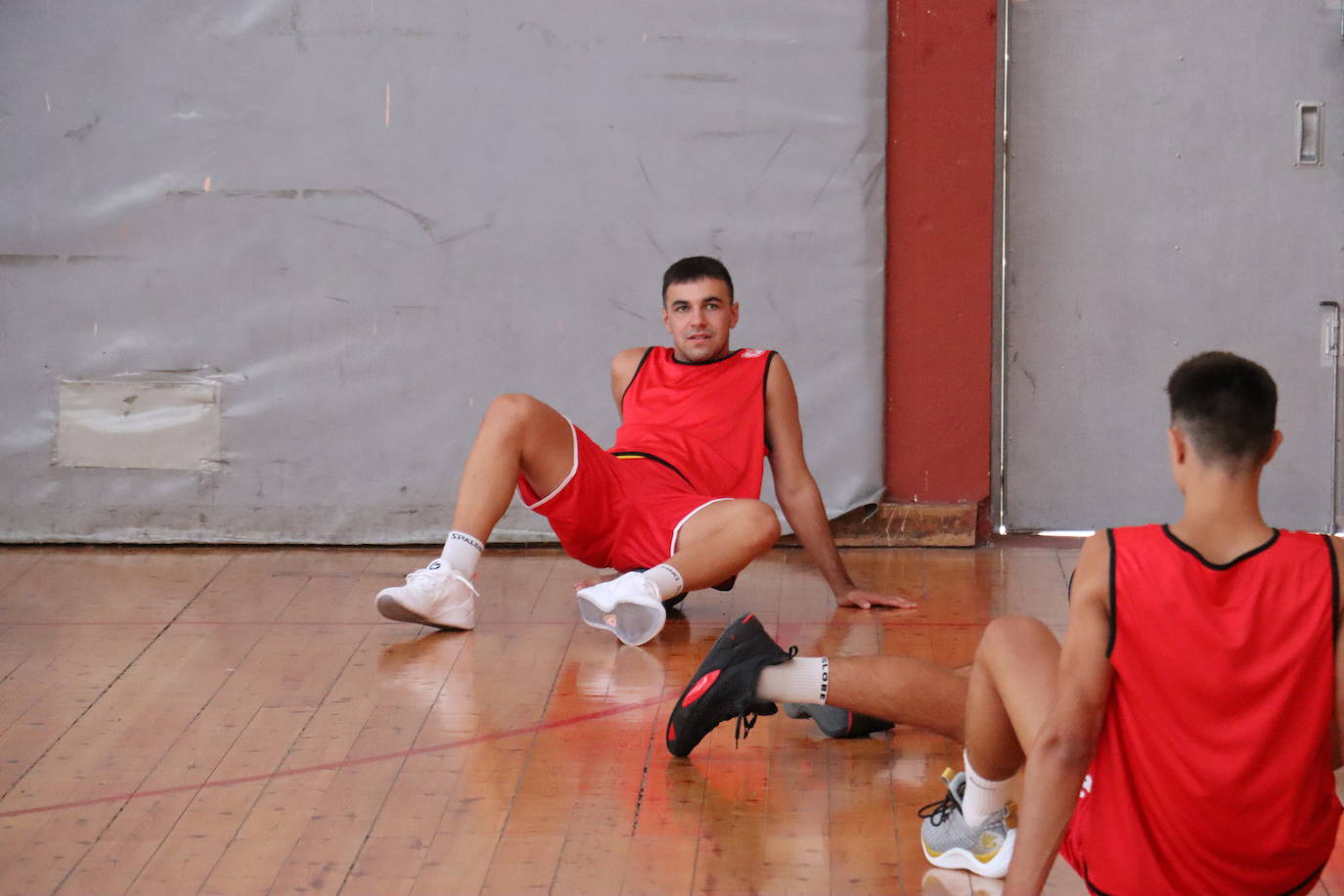 Jugadores de la Cultural realizan ejercicios físicos.