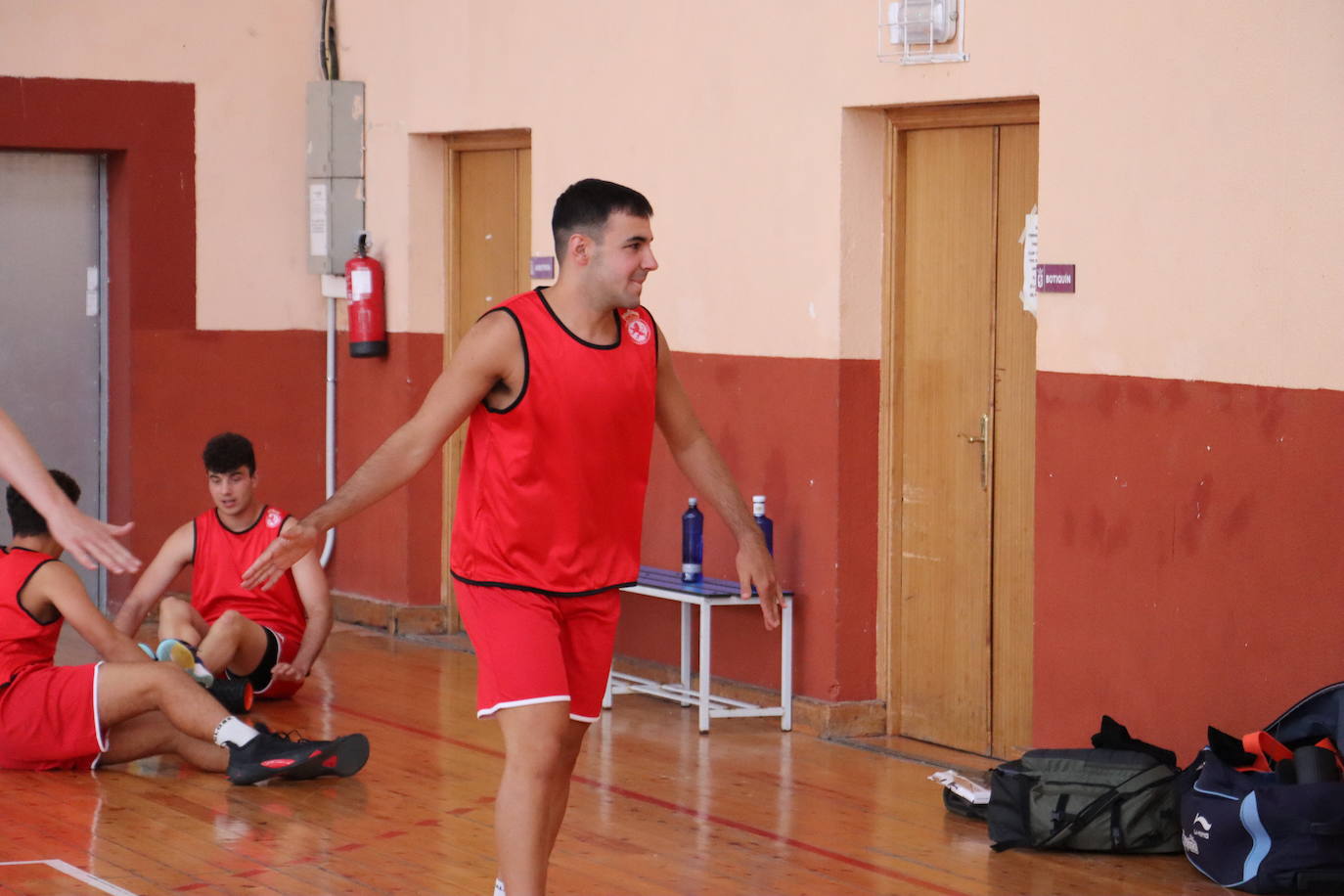 Un jugador de la Cultural en el primer entrenamiento.