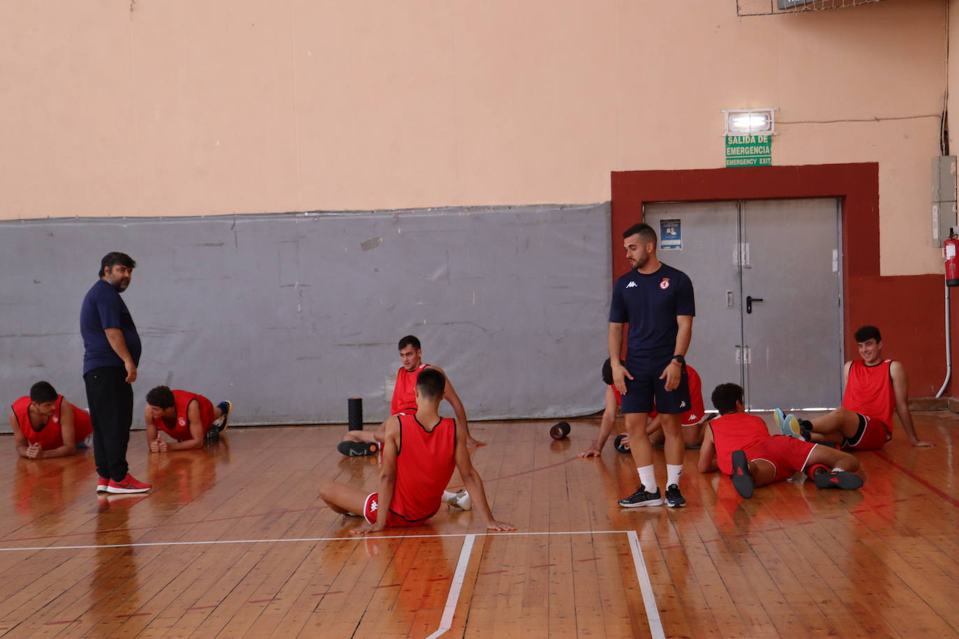 Jugadores de la Cultural realizan ejercicios físicos.