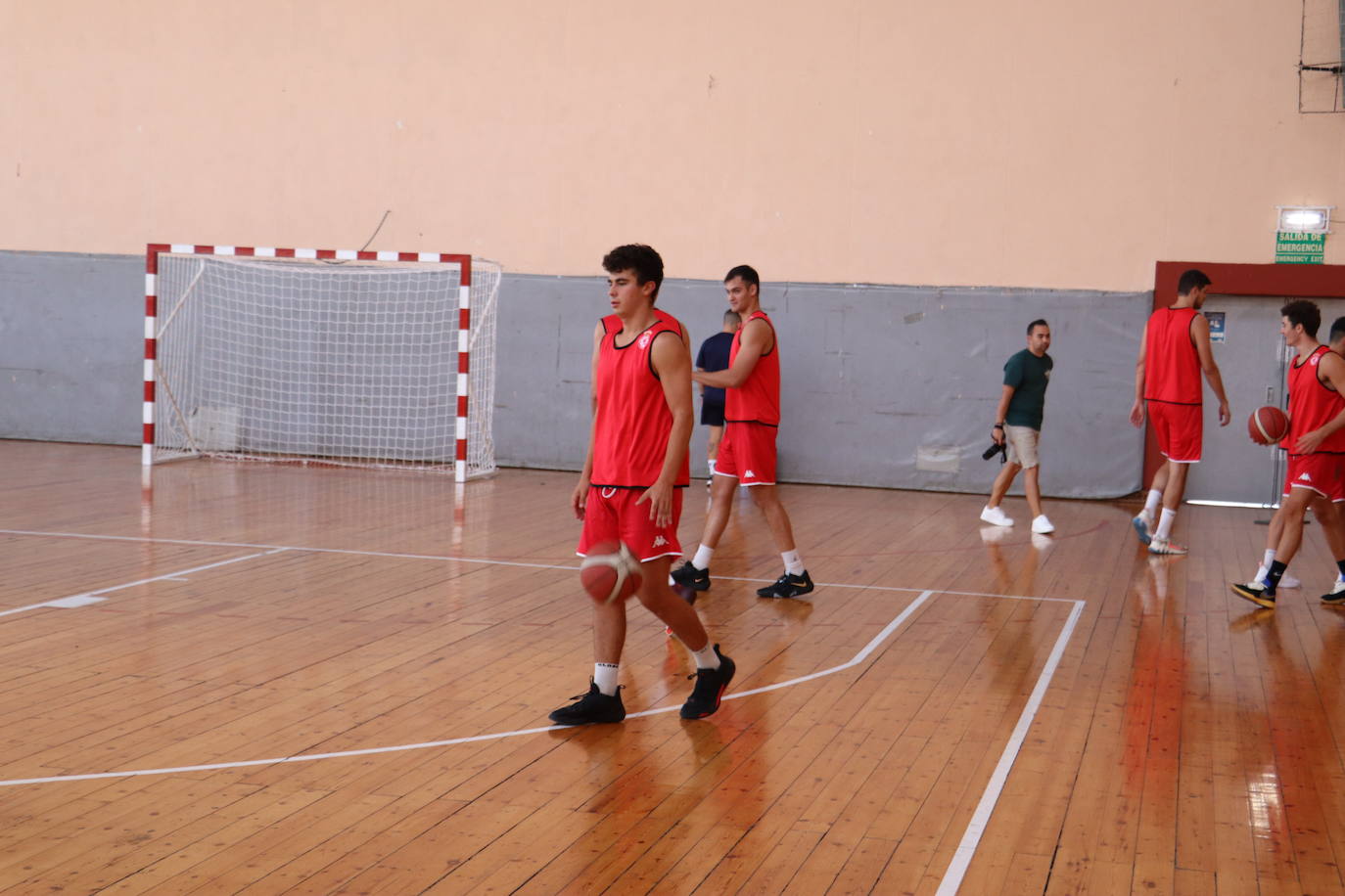 Los jugadores erntrenan con el balón para recuperar sensaciones.