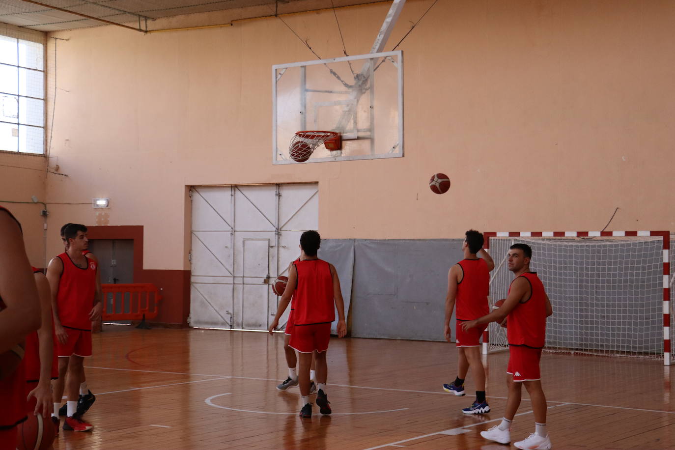 Jugadores de la Cultural en el primer entrenamiento con balón.