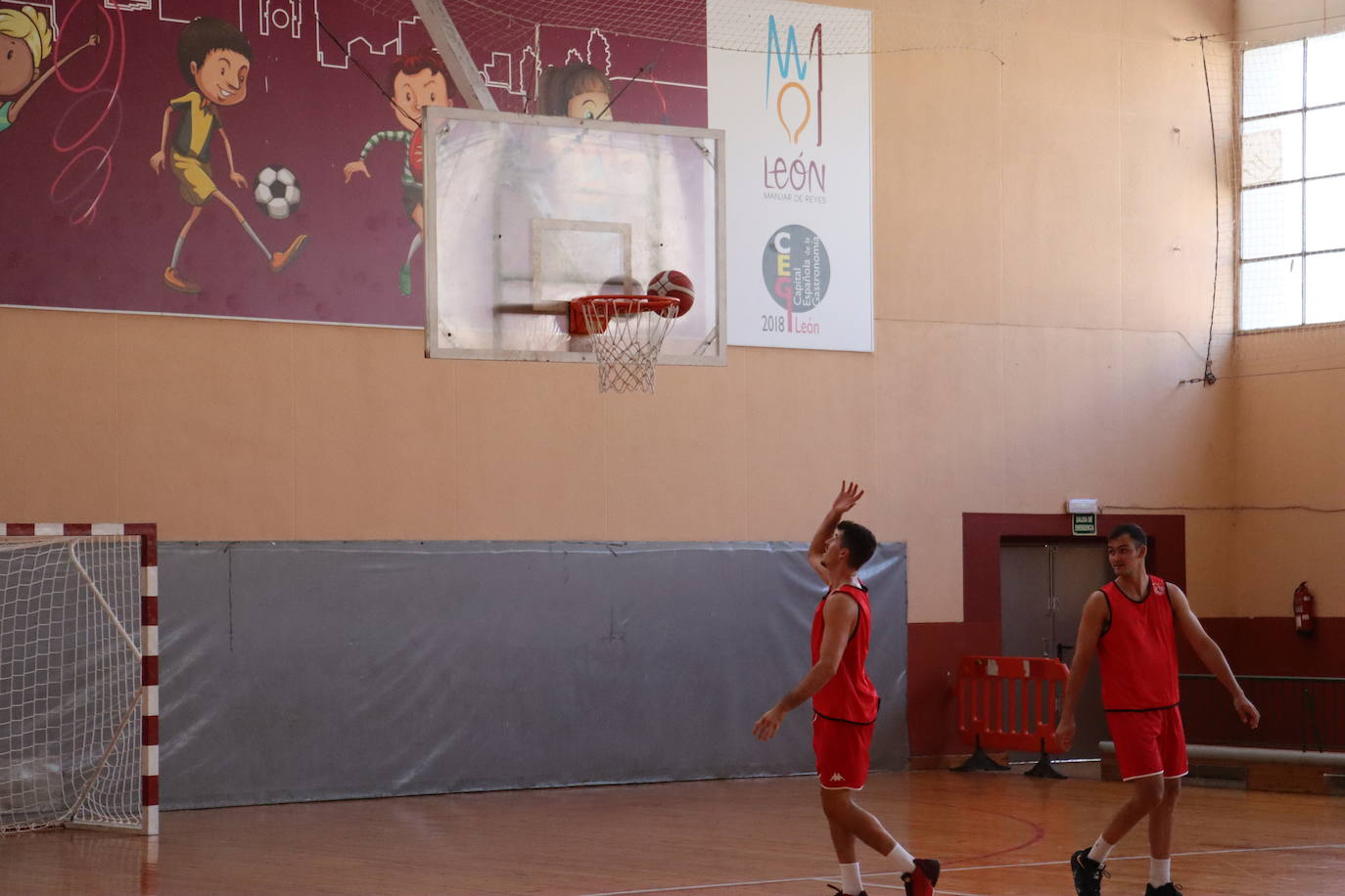 Jugadores de la Cultural en el primer entrenamiento con balón.