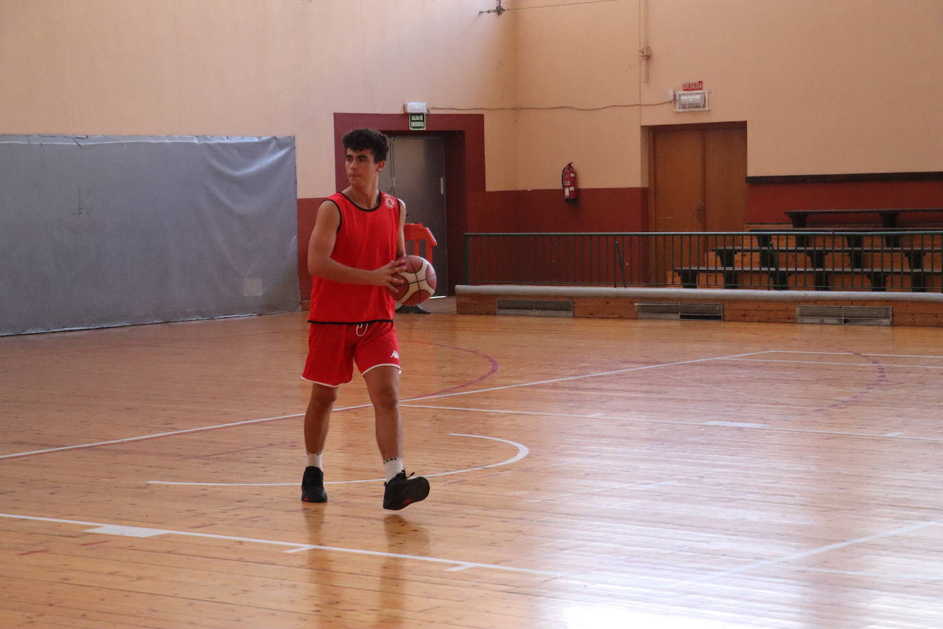 Los jugadores cogen el balón por primera vez para preparar la pretemporada.