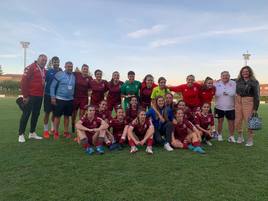 Las jugadoras de la Cultural posan tras conquistar el torneo.