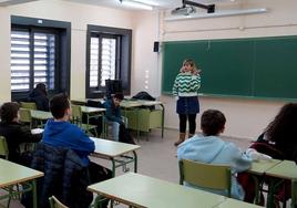 Una profesora imparte una clase en un aula de Secundaria.