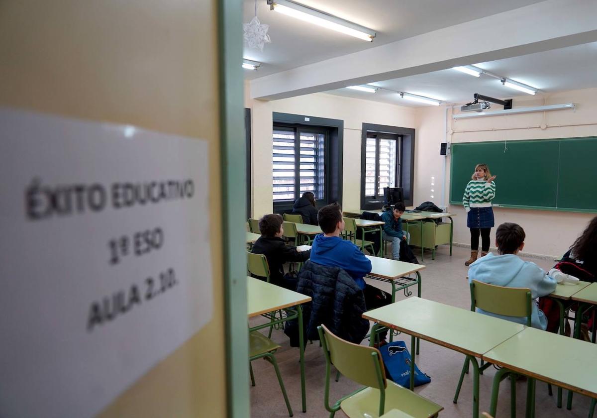 Una profesora imparte una clase en un aula de Secundaria.