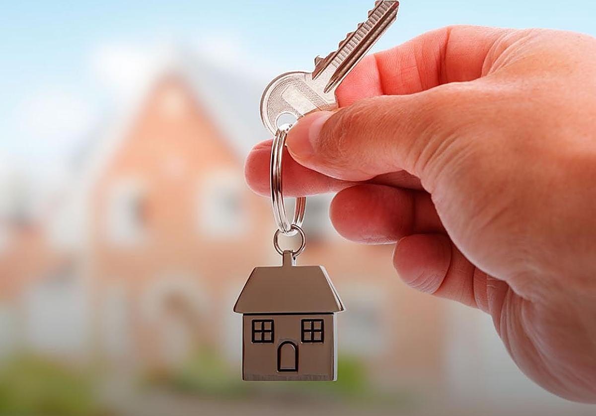 Imagen de archivo llavero de una casa.