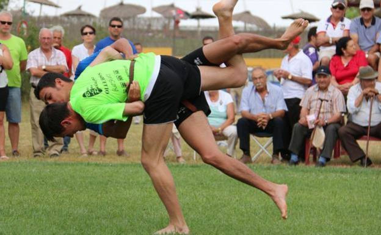 Dos luchadores en una pelea de lucha leonesa.