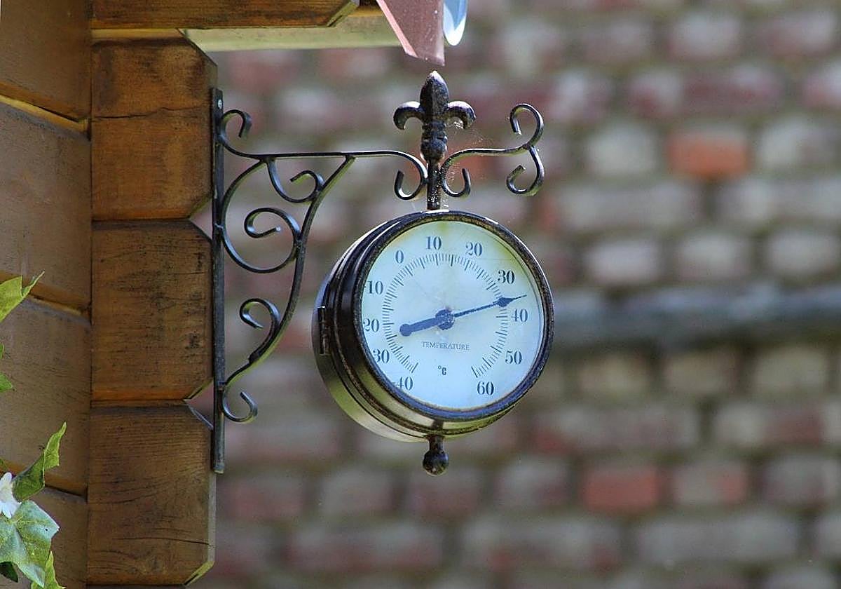 Imagen de archivo de un termómetro en la calle.