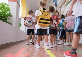 Unos niños pequeños se preparan para entrar a clase.