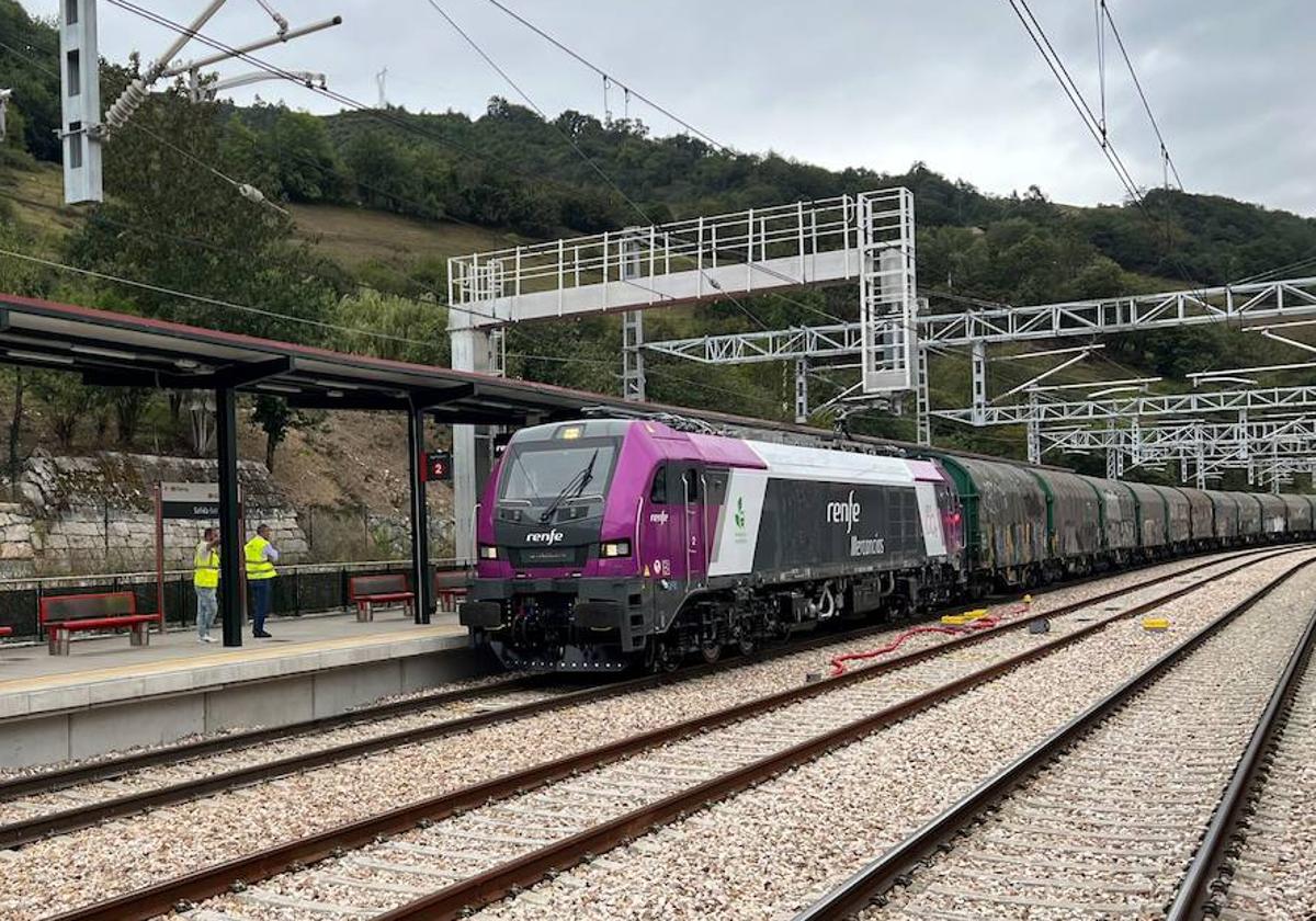 Pruebas de fiabilidad realizadas este viernes con un tren de mercancías en la Variante de Pajares.