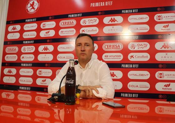 Raúl Llona, entrenador de la Cultural y Deportiva Leonesa, en rueda de prensa.