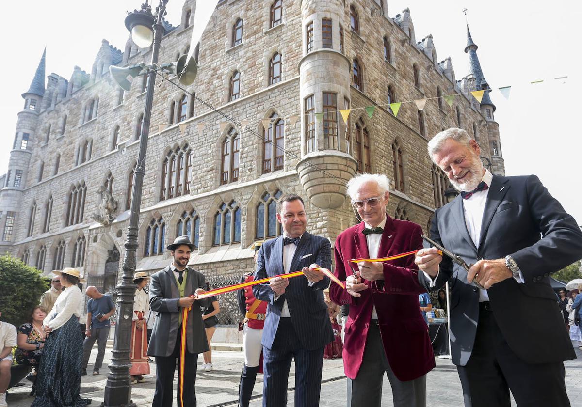 El director y el presidente de Fundos, José María Viejo y Jorge García, junto al escritor y crítico literario Andrés Amorós en el corte de la cinta inaugural.