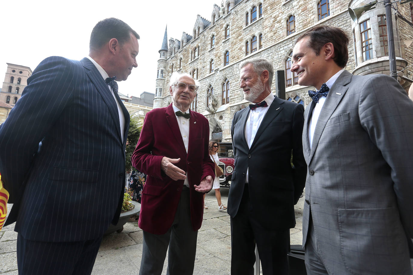 El director de Fundos, José María Viejo; el escritor y crítico literario Andrés Amorós; el presidente de Fundos, Jorge García y el director del Museo Casa Botines Gaudí, Raúl Fernández