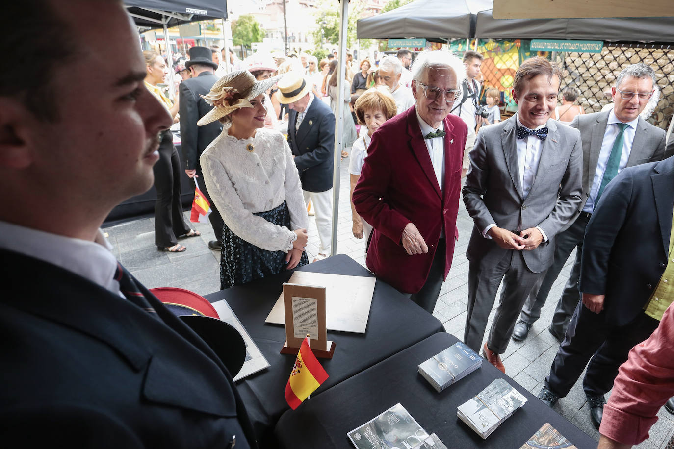 El escritor y crítico literario Andrés Amorós junto al director del Museo Casa Botines Gaudí, Raúl Fernández.