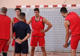 Los jugadores de la Cultural de baloncesto, durante un entrenamiento.