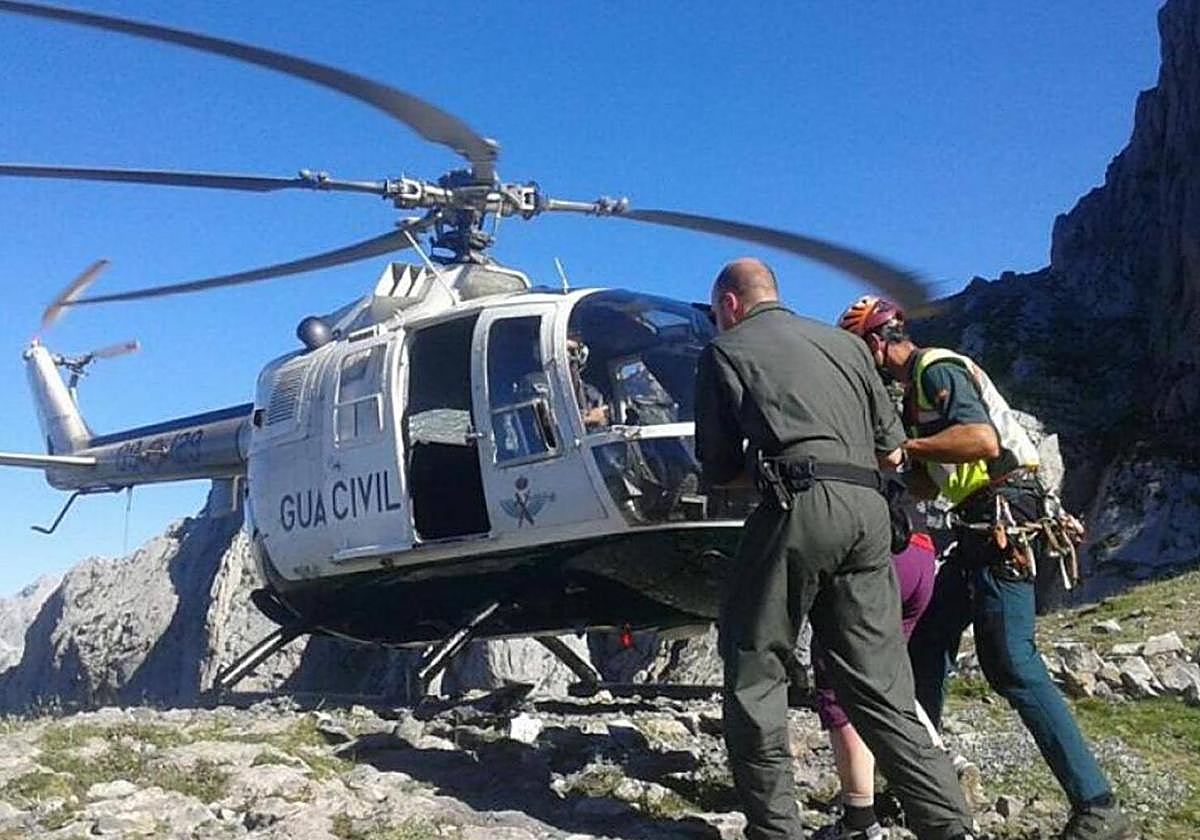 Imagen de archivo de un rescate en montaña en la provincia de León.