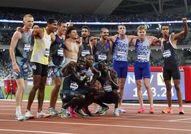 Saúl Ordóñez, quinto por la derecha y de pie, posa con todos los participantes de los 800 metros al finalizar la carrera.