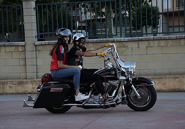 Una jugadora pasea por el municipio montada en una Harley-Davidson.