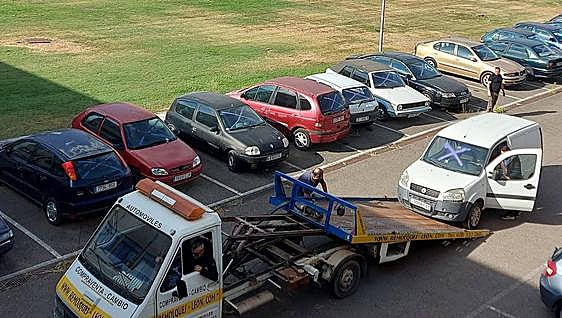 San Andrés inicia la retirada de coches abandonados del solar del Ayuntamiento