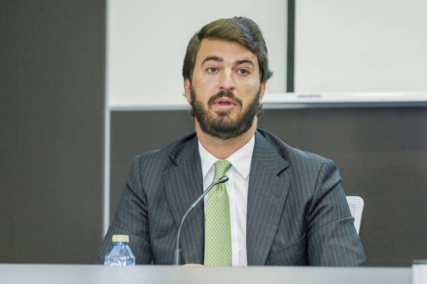 El vicepresidente de la Junta de Castilla y León, Juan García-Gallardo, clausura el Foro 'Presente y Futuro del Comercio de Proximidad en Segovia'.