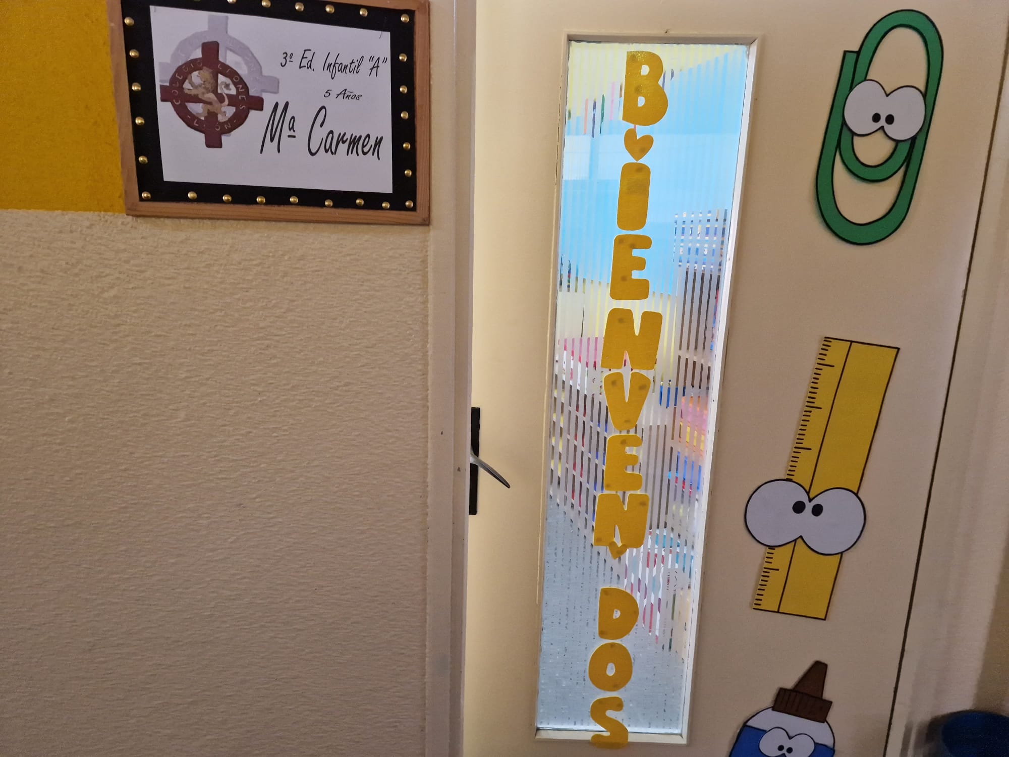 Decoración de una de las puertas del colegio Leonés 