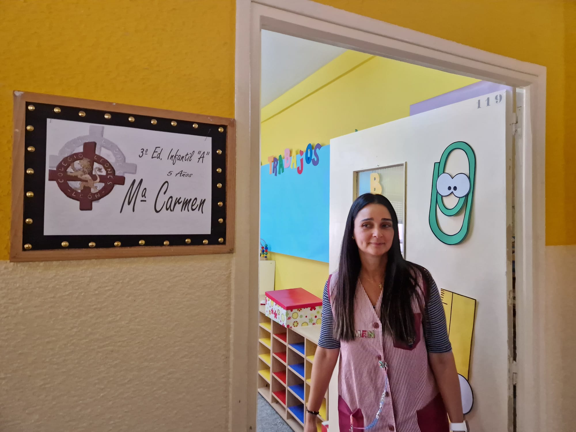 La profesora María del Carmen Correia a la puerta de su aula.