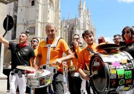 Desfile de peñas en la ciudad de León.