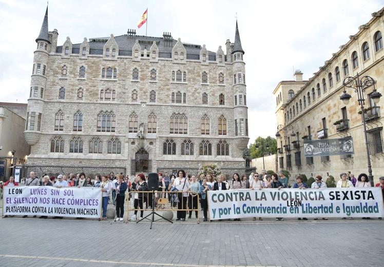 Imagen principal - Concentración de 'Los lunes sin sol' en León