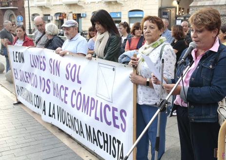 Imagen secundaria 1 - Concentración de 'Los lunes sin sol' en León