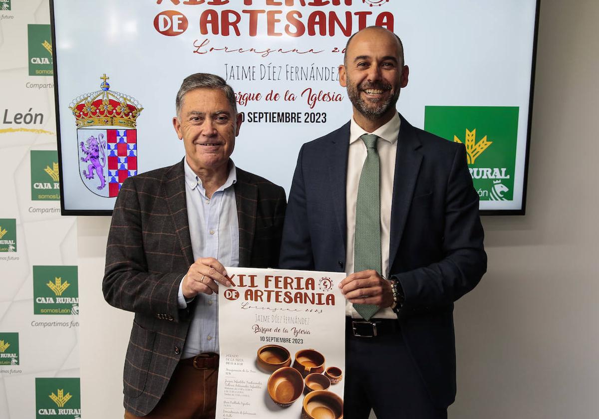 El alcalde de Cuadros, Marcos Martínez (I) y el responsable de Empresas de Caja Rural, Francisco González (D), presentan la XII Feria de Artesanía de Lorenzana.