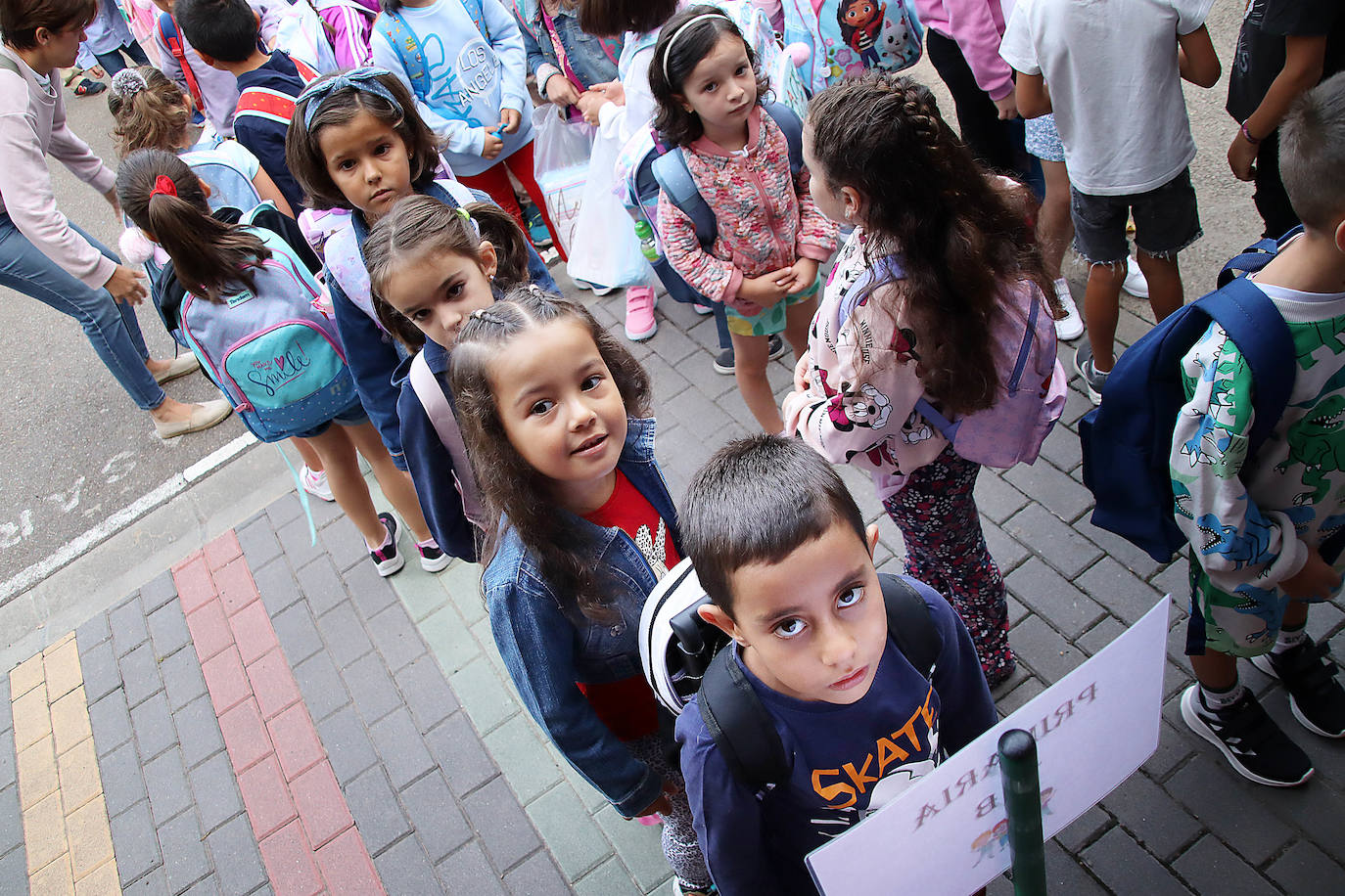 Los alumnos de Primaria del Colegio Quevedo esperan a entrar en su aula.