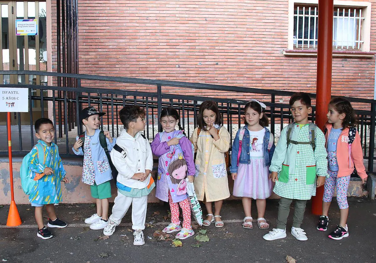Alumnos de infantil del colegio Quevedo de la capital leonesa esperan a entrar a su nuevo aula.