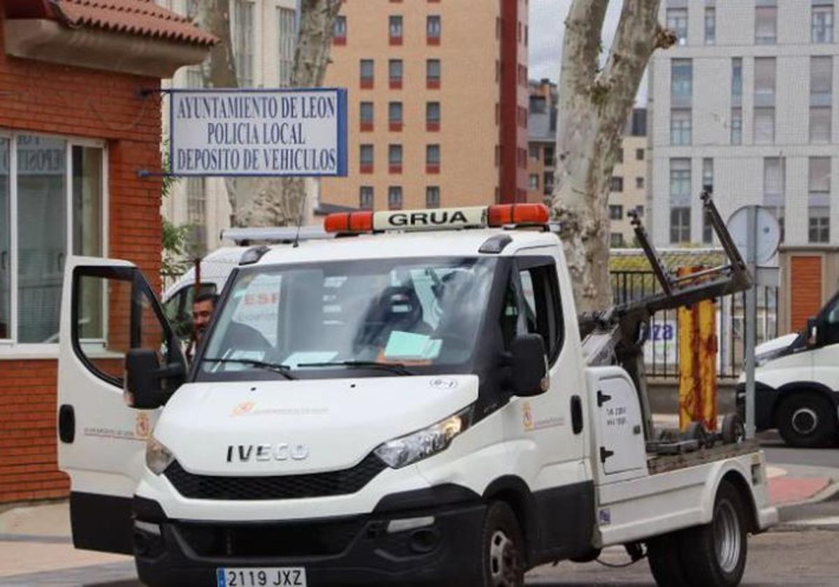 Un vehículo grúa entrando al depósito municipal de León.