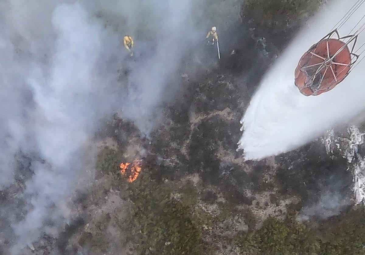 Imagen de archivod de uno de los operativos para la extinción de incendios en la provincia de León.