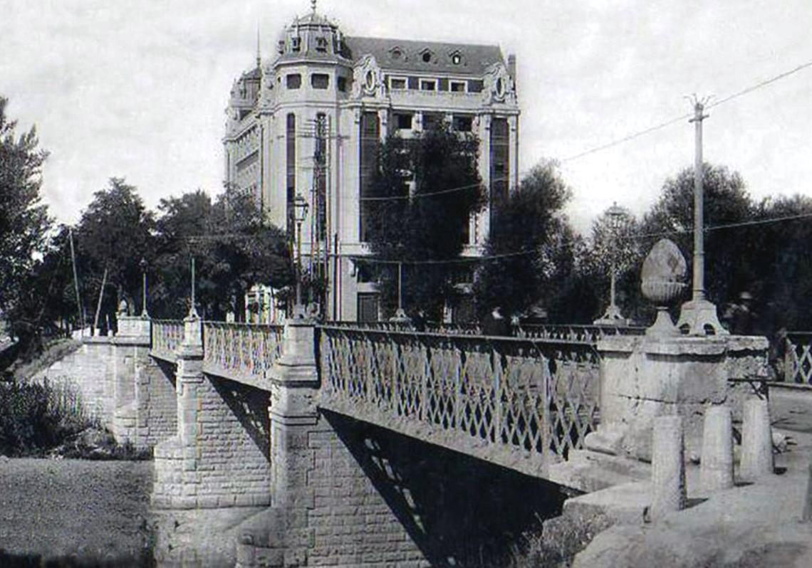 Imagen después - Fotografía de la Casa Valentín, en solitario, en 1926 y la Casa Valentín en 2023