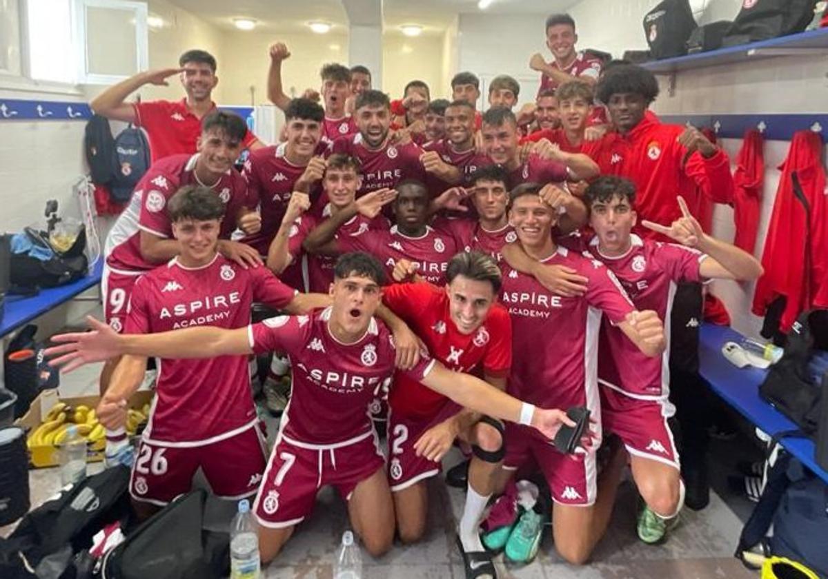 Los jugadores del Júpiter celebran su contundente triunfo ante la Ponferradina B.