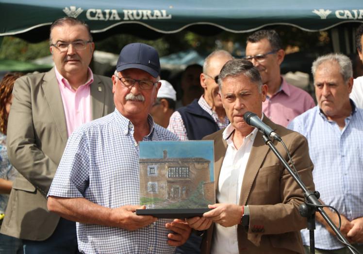 Imagen principal - Entrega de placas en la inauguración de la Feria de Lorenzana